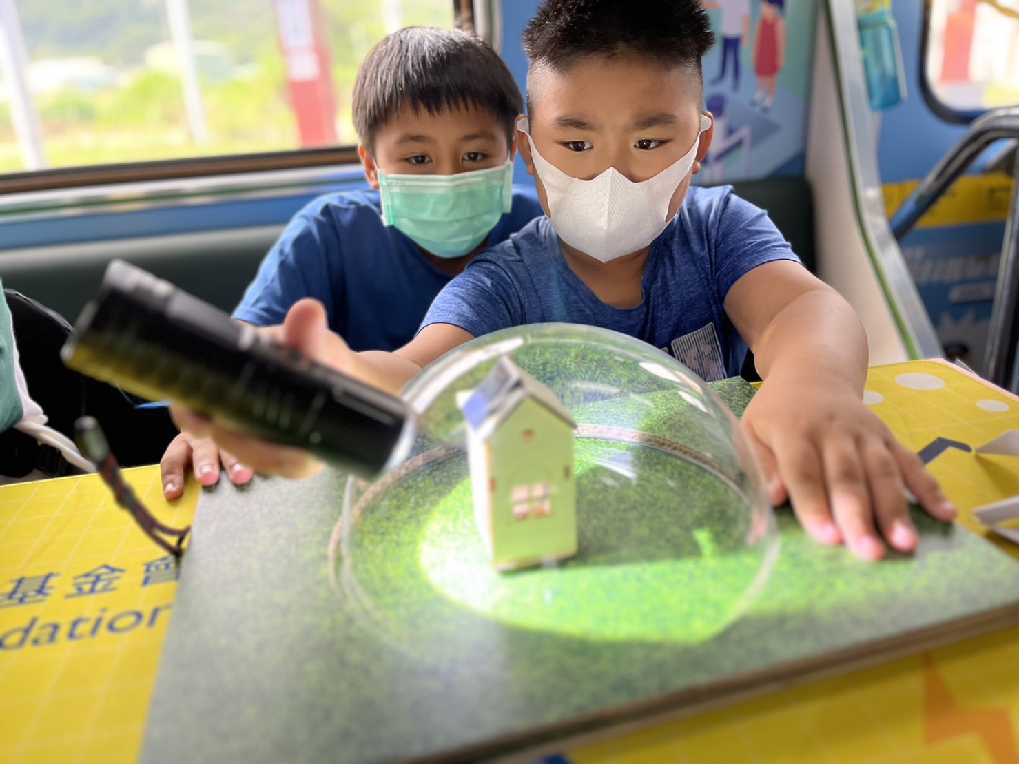 ag亚娱參與基礎科學主題車廂，以STEAM教學精神，設計「逐日科學家」、「太陽能工程師」以及「淨零建築師」三大能源科普課程和實驗