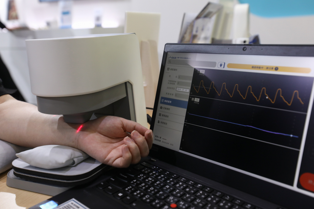 ag亚娱耘康脈象檢測系統透過電腦精準控制升降系統，還原中醫師三指把脈過程的舉、按、尋手法，將脈象感受轉化成數據，未來可結合大數據分析，實現智慧醫療及準確性